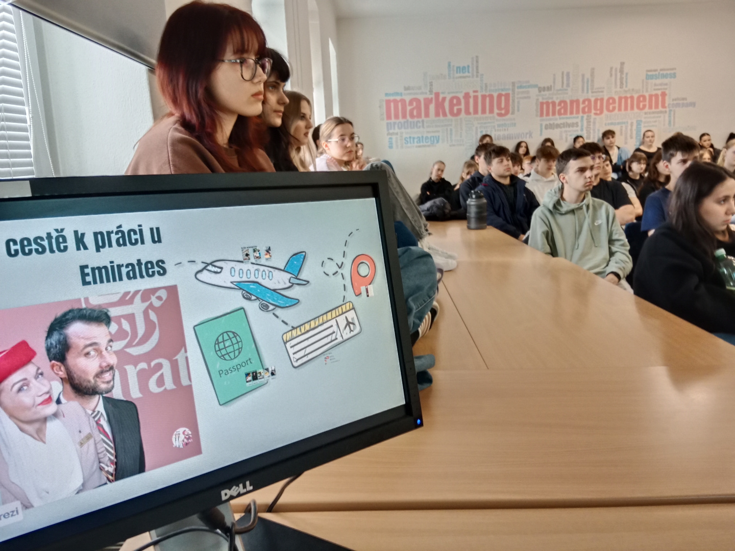 absolventka žena Emirates finance
