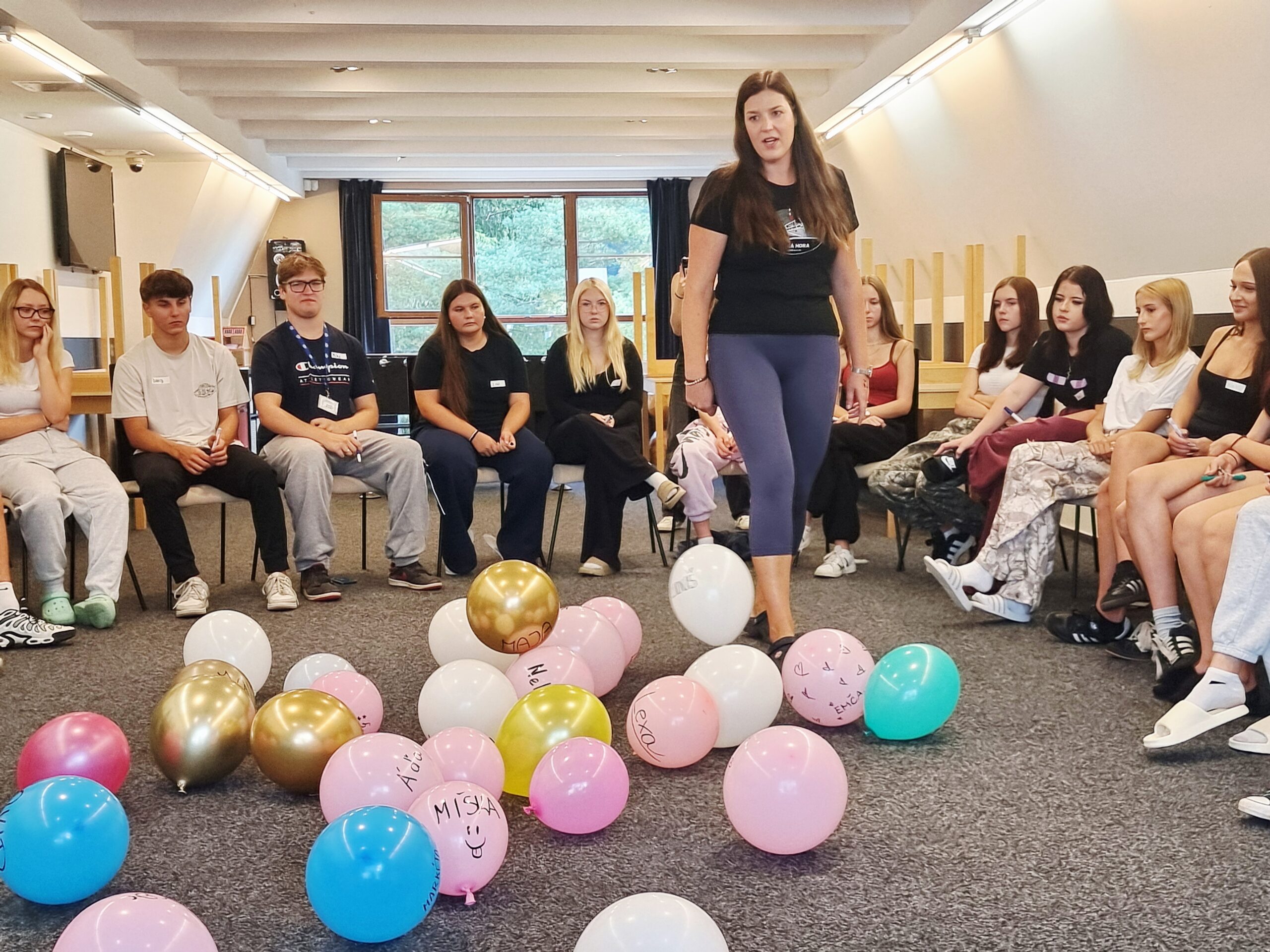 adaptační kurz balonky žáci učitelka poznávání