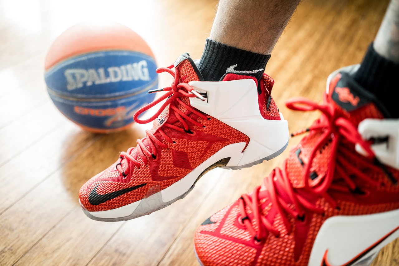 basketbalový míč, nohy v červených teniskách