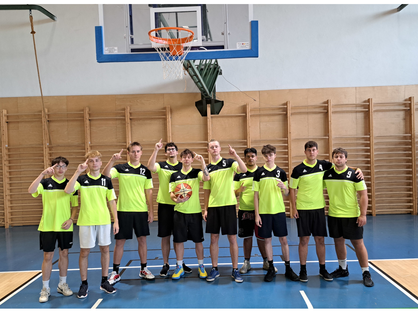 tělocvična žáci sport turnaj basketbal hoši