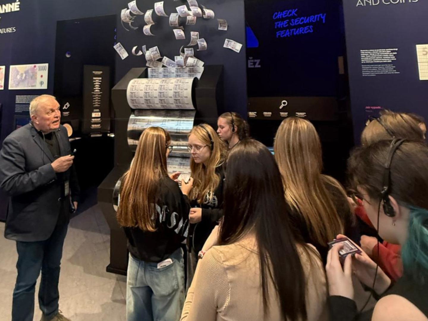 žáci v ČNB Praha o penězích a lidech