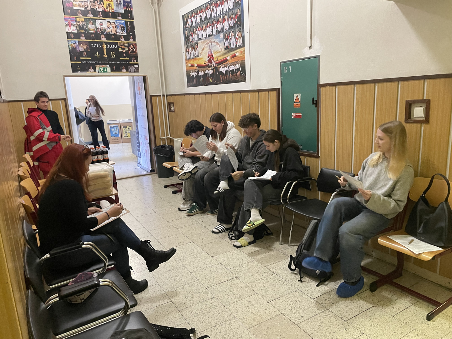 mobilní darování krve ve spolupráci s opavskou nemocnicí, žáci a zaměstnanci darují krev