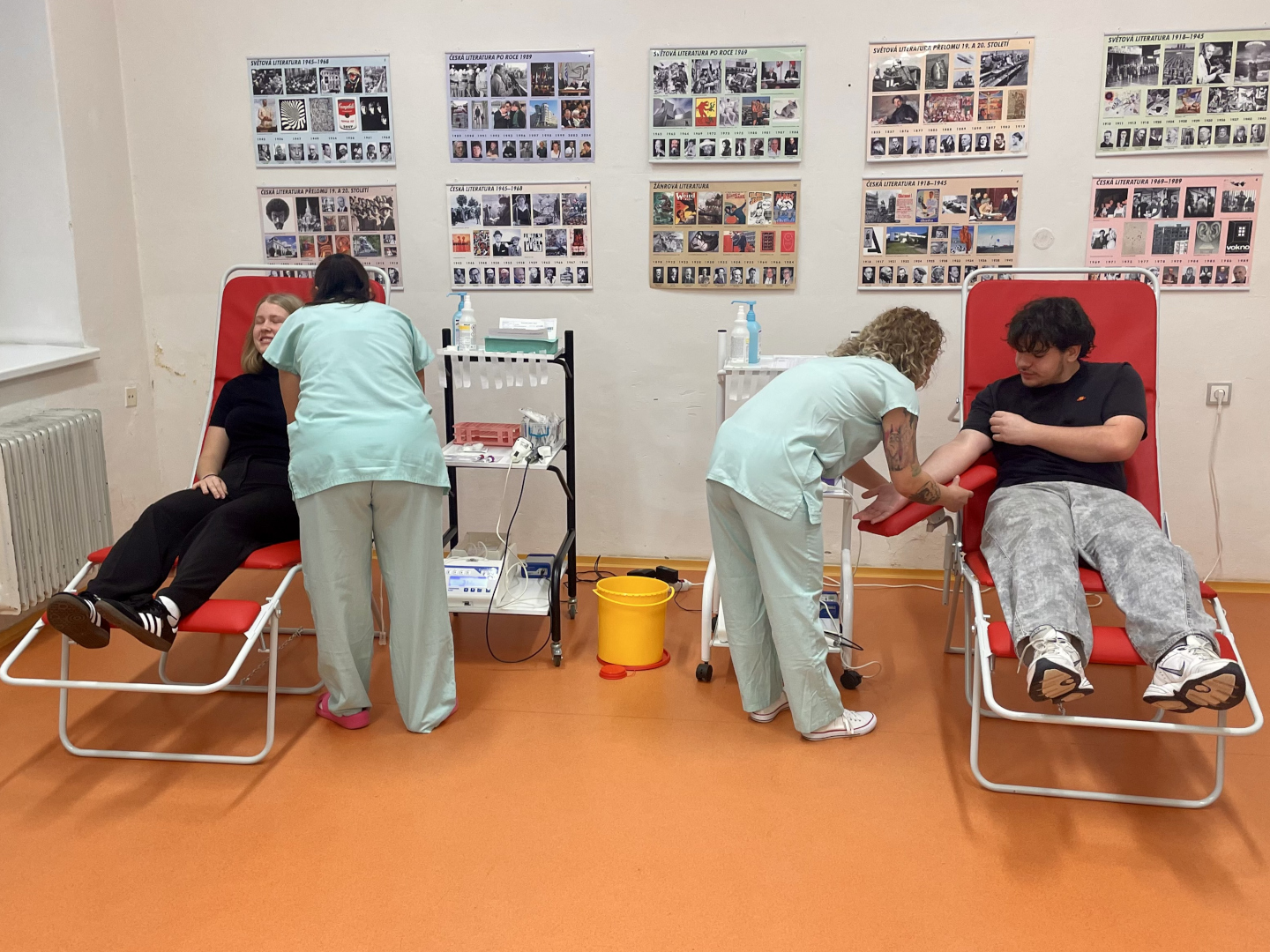 mobilní darování krve ve spolupráci s opavskou nemocnicí, žáci a zaměstnanci darují krev