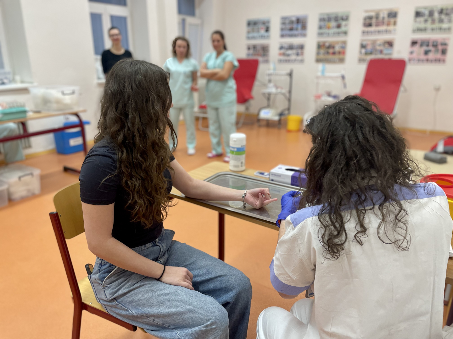 mobilní darování krve ve spolupráci s opavskou nemocnicí, žáci a zaměstnanci darují krev