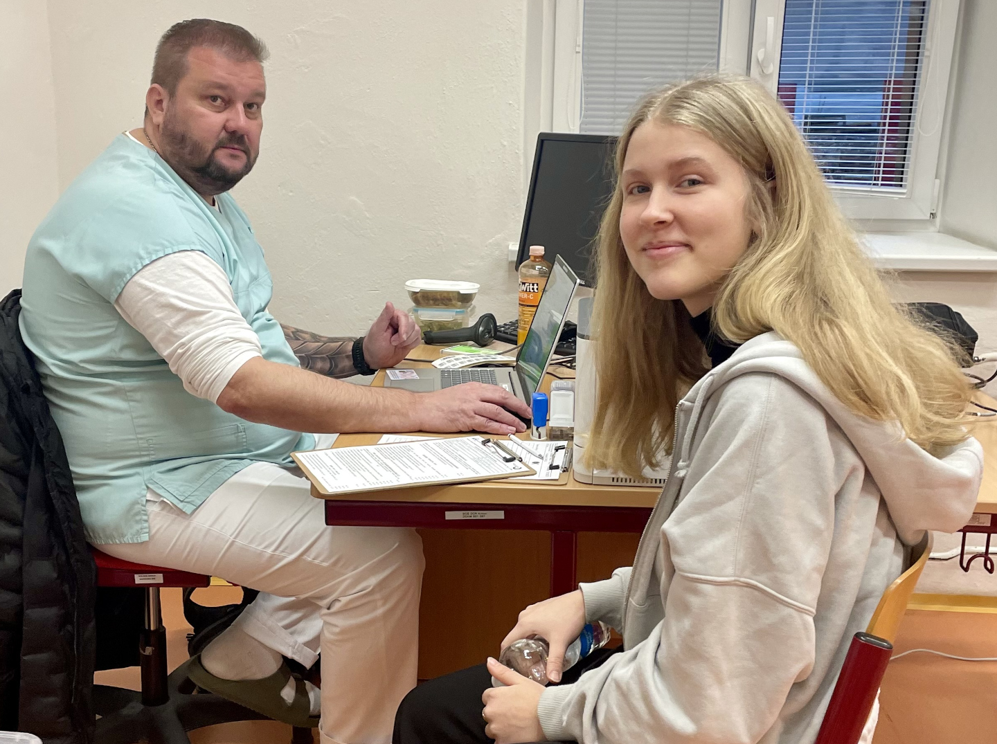 mobilní darování krve ve spolupráci s opavskou nemocnicí, žáci a zaměstnanci darují krev