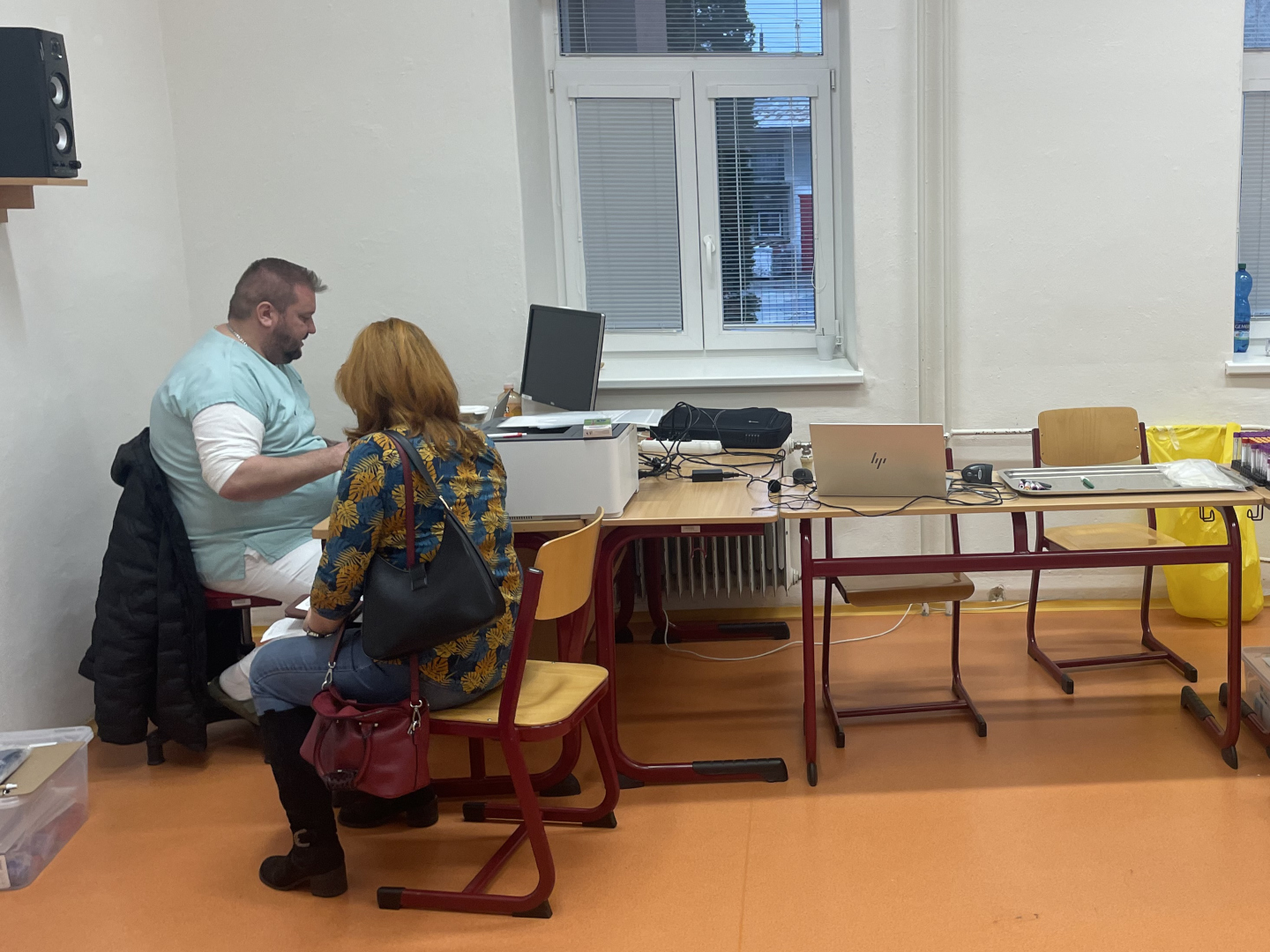 mobilní darování krve ve spolupráci s opavskou nemocnicí, žáci a zaměstnanci darují krev