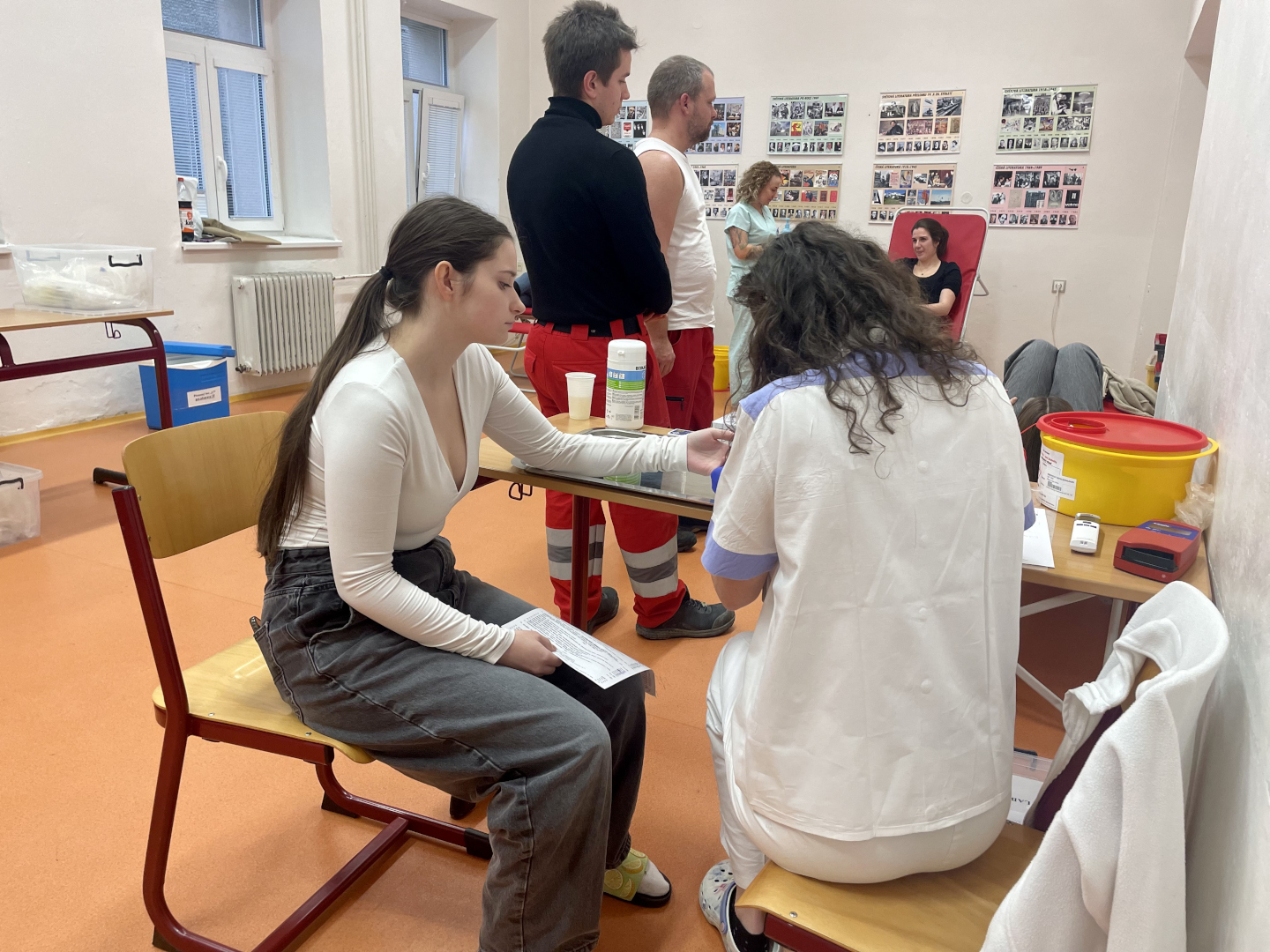 mobilní darování krve ve spolupráci s opavskou nemocnicí, žáci a zaměstnanci darují krev