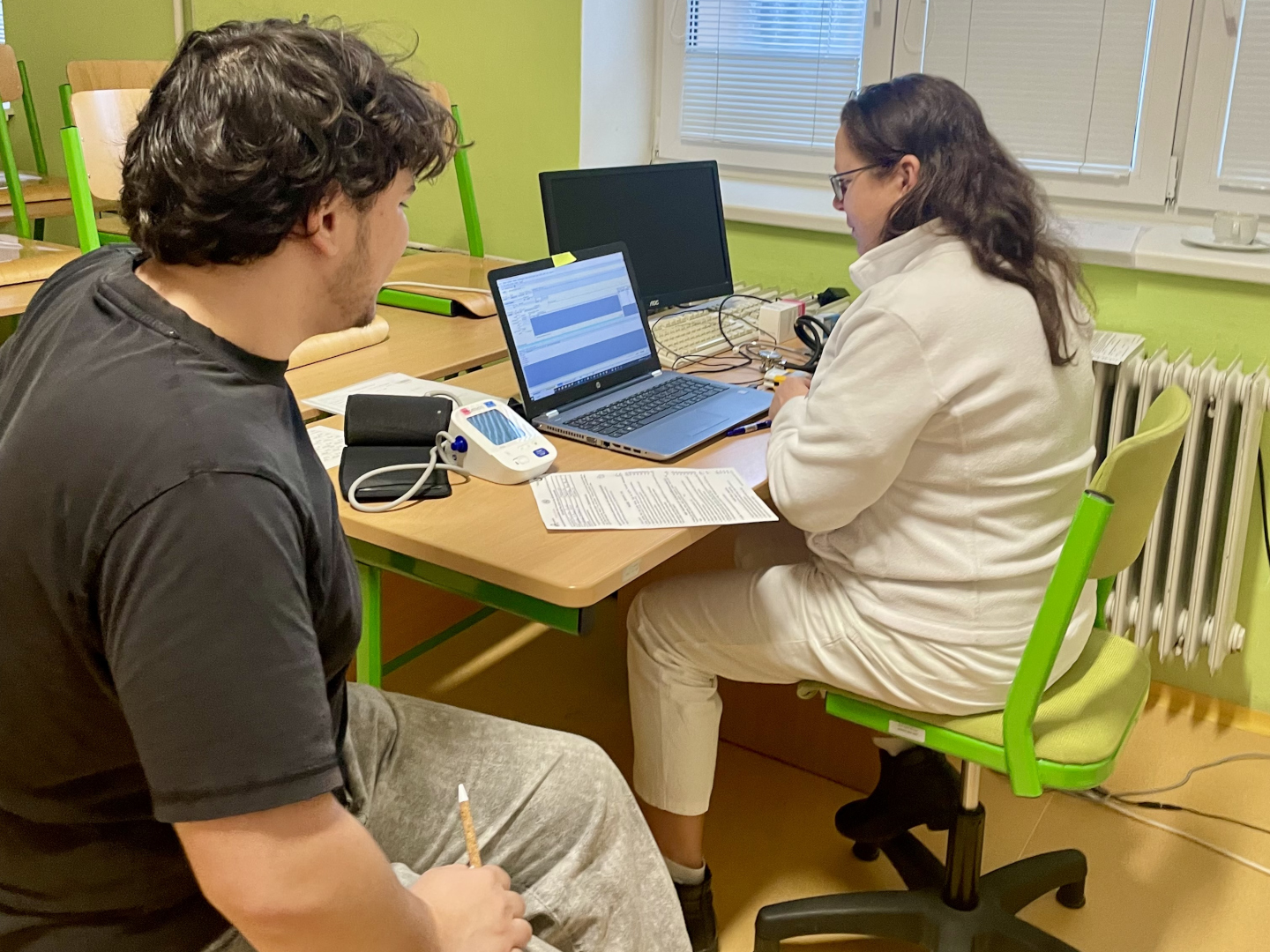 mobilní darování krve ve spolupráci s opavskou nemocnicí, žáci a zaměstnanci darují krev