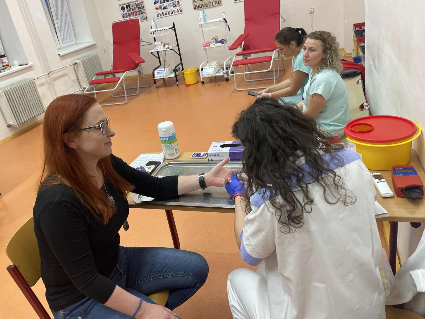 mobilní darování krve ve spolupráci s opavskou nemocnicí, žáci a zaměstnanci darují krev