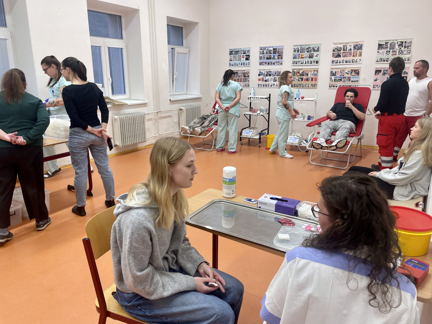 mobilní darování krve ve spolupráci s opavskou nemocnicí, žáci a zaměstnanci darují krev