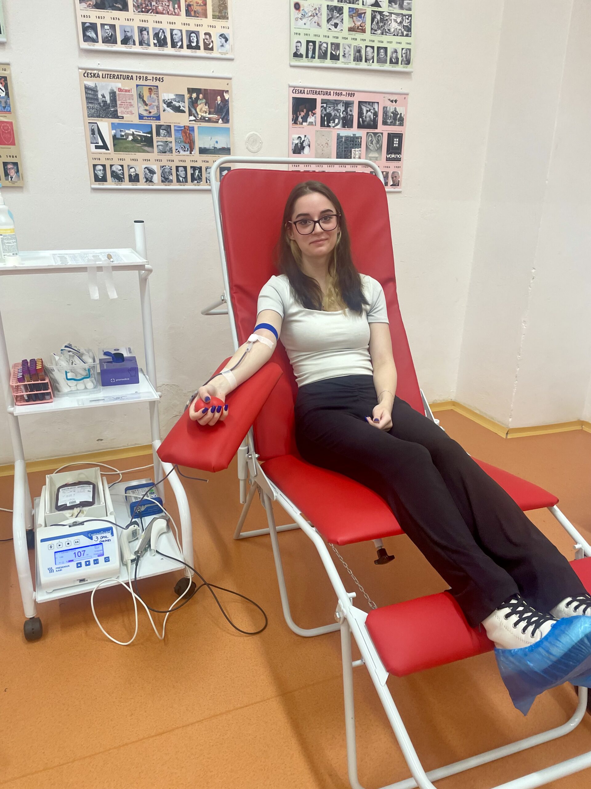 mobilní darování krve ve spolupráci s opavskou nemocnicí, žáci a zaměstnanci darují krev