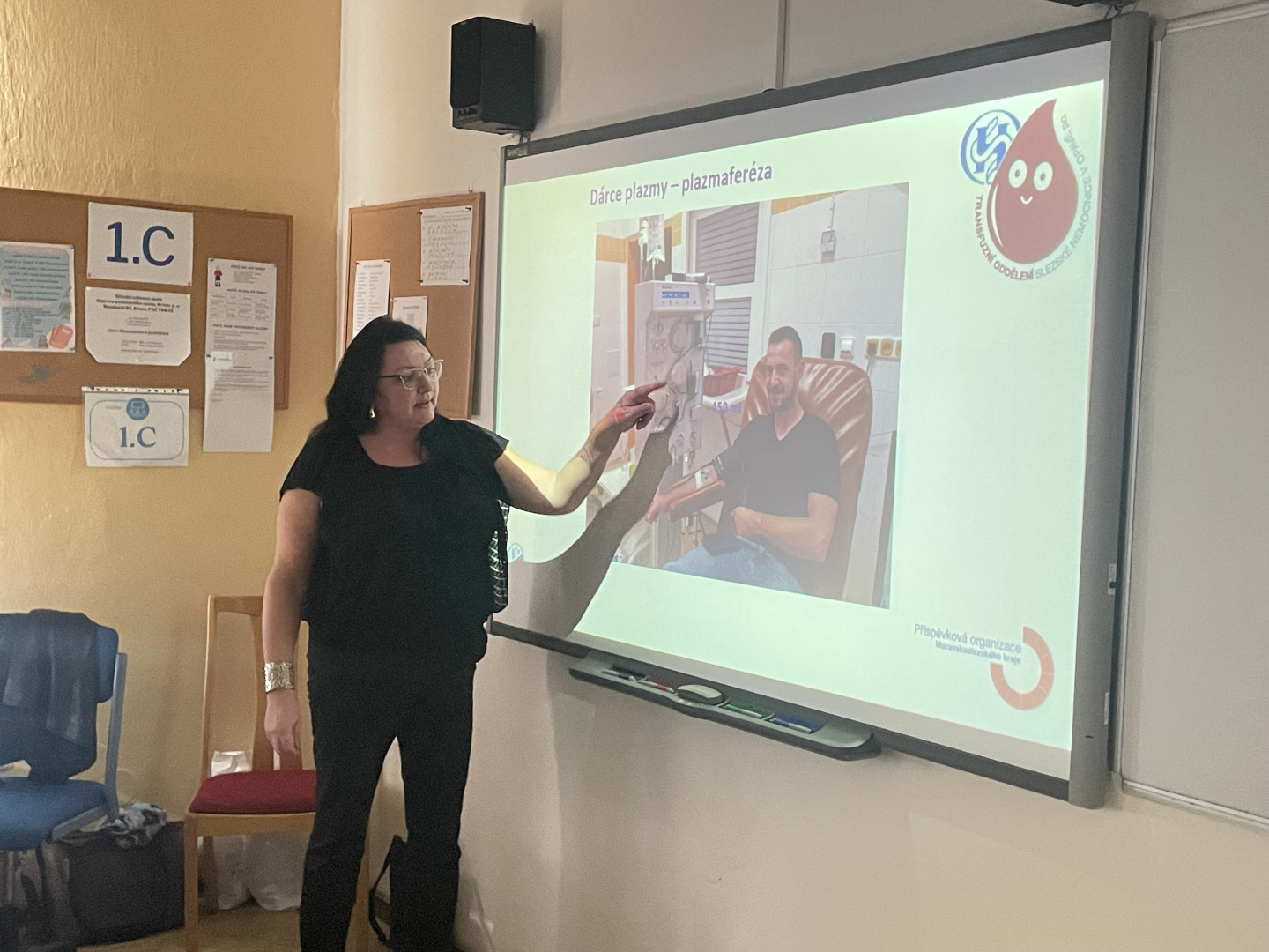 přednáška v učebně s odborníkem o darování krve
