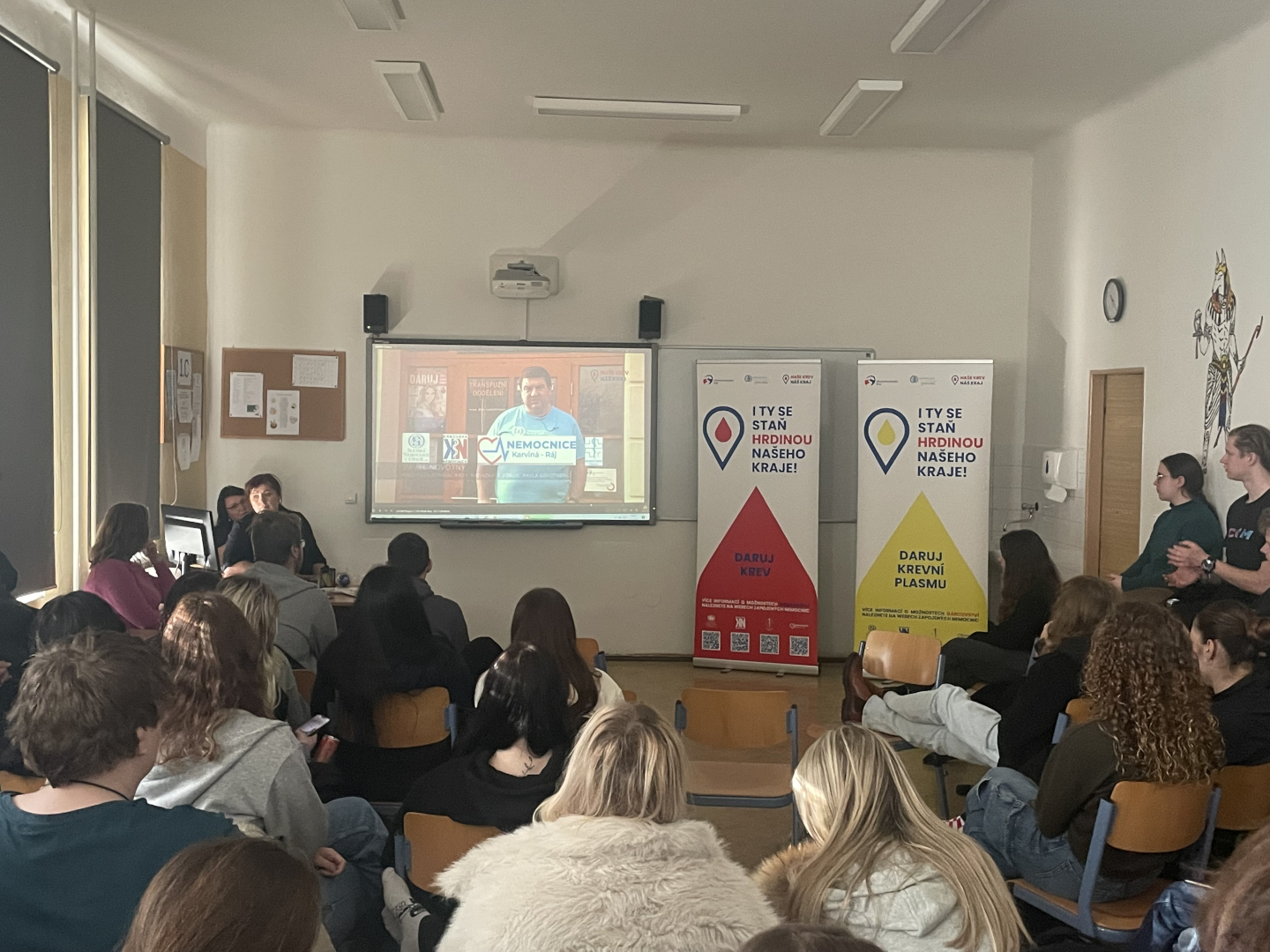 přednáška v učebně s odborníkem o darování krve
