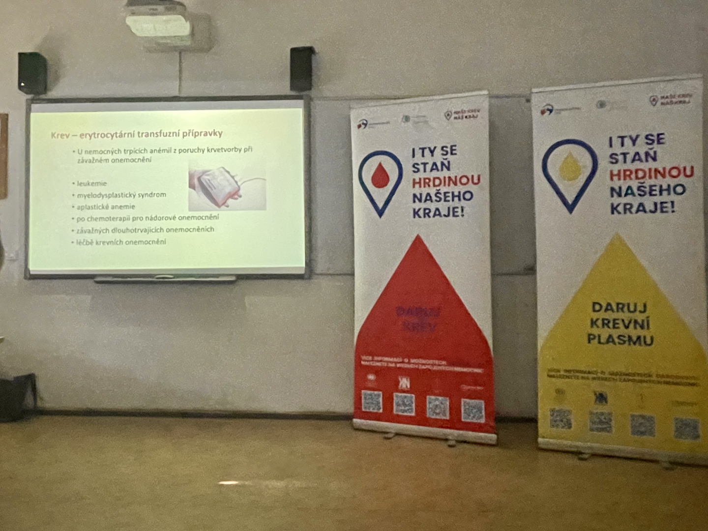 přednáška v učebně s odborníkem o darování krve