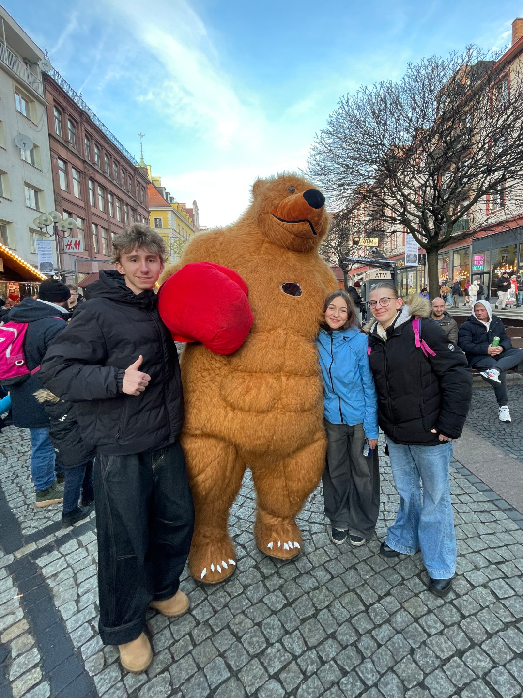 prváci provádí důchodce z Brantic po Wroclawi