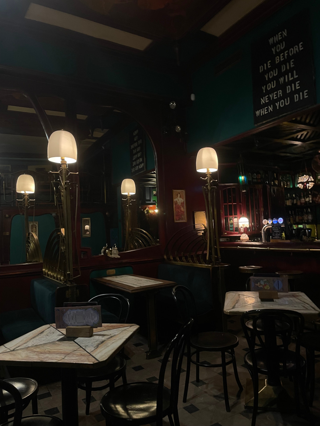 prváci provádí důchodce z Brantic po Wroclawi