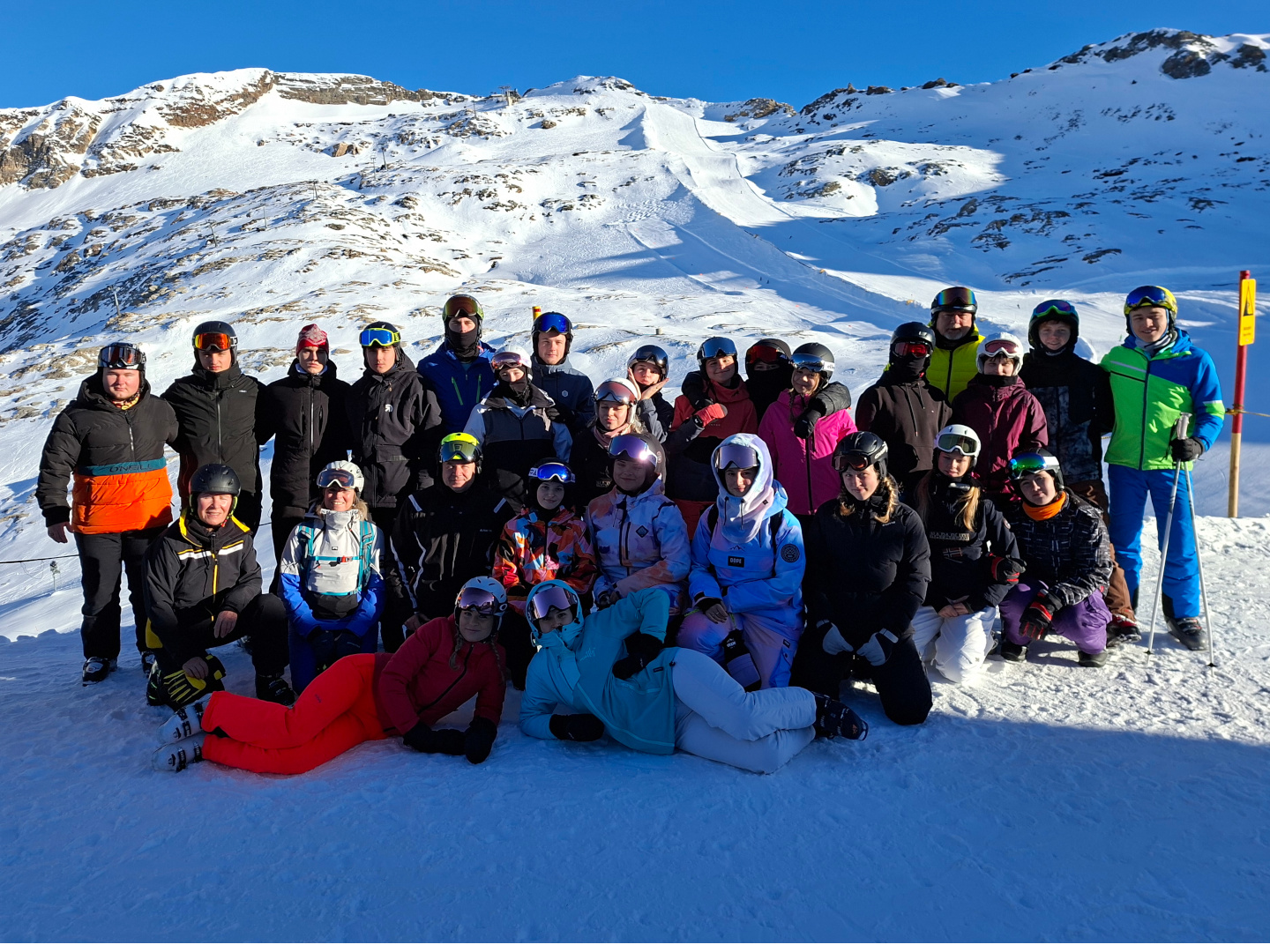 lyžařský kurz v Alpách naši lyžaři a snowboarďáci na alpských sjezdovkách